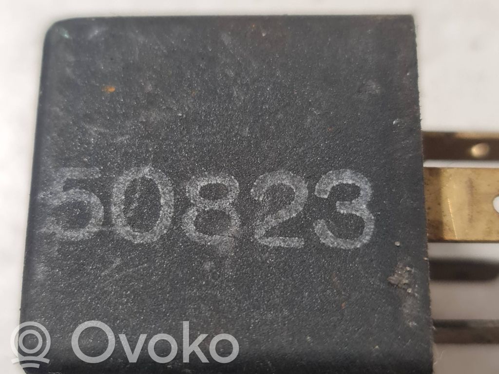 Volkswagen PASSAT B3 Inne przekaźniki 