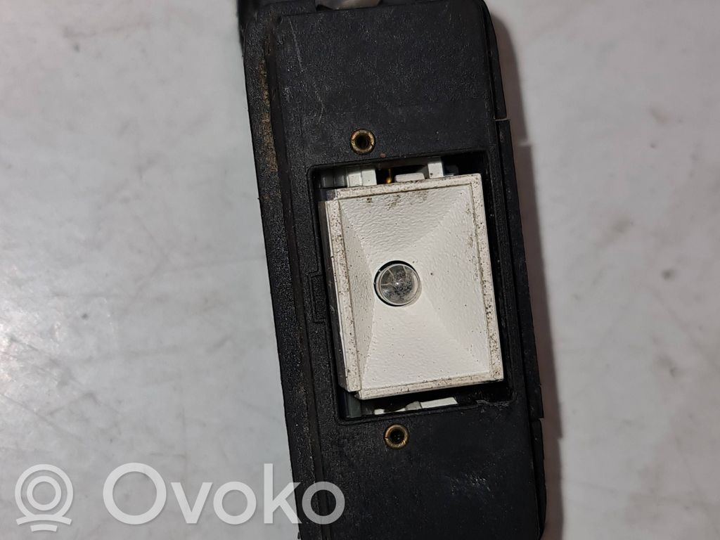 Botón interruptor de luz de peligro   1378128,927488