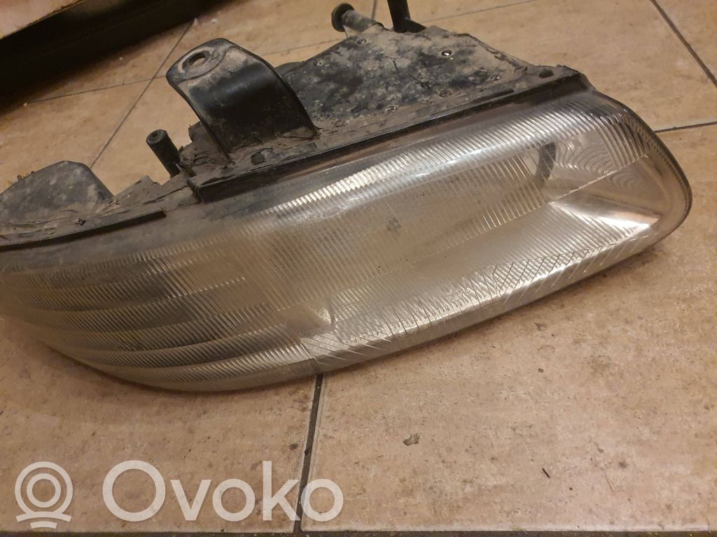 Chrysler Voyager Lampa przednia 