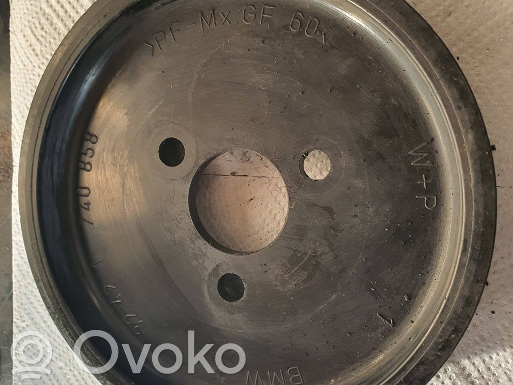 BMW 7 E38 Ohjaustehostimen pumpun hihnapyörä 