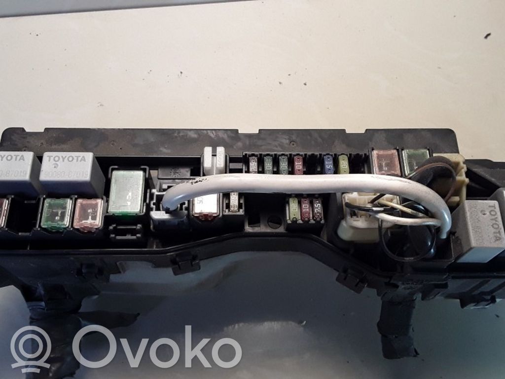 Toyota Avensis T250 Saugiklių blokas 