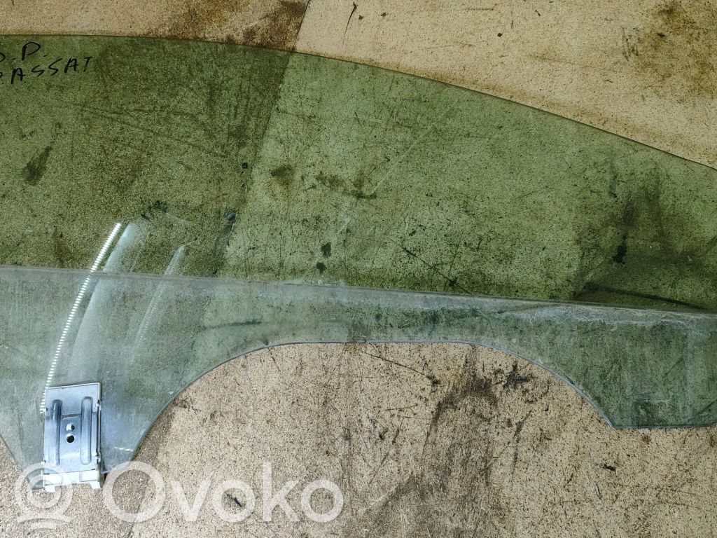 Volkswagen PASSAT CC Front door window glass four-door 