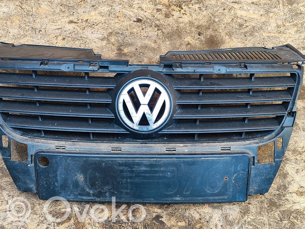 Volkswagen PASSAT B6 Maskownica / Grill / Atrapa górna chłodnicy 