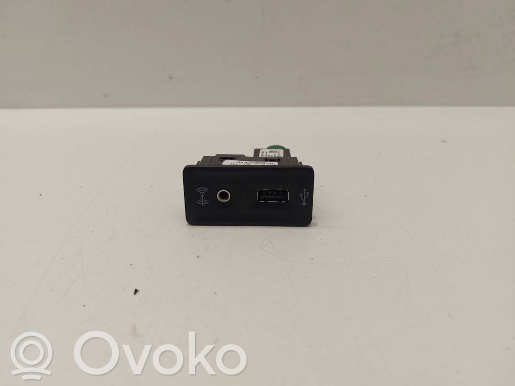 Volkswagen PASSAT B8 Enchufe conector USB 