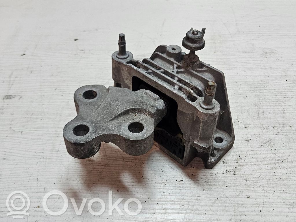 Chrysler Pacifica Engine mount bracket 