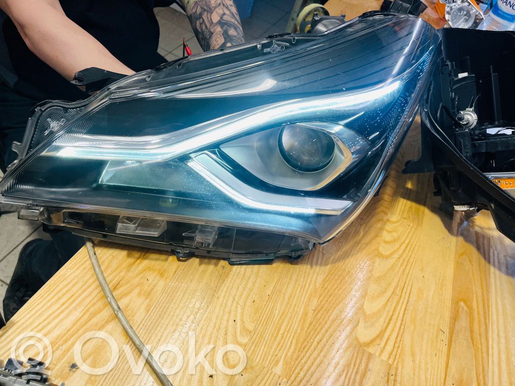 Toyota Yaris Lampa przednia 