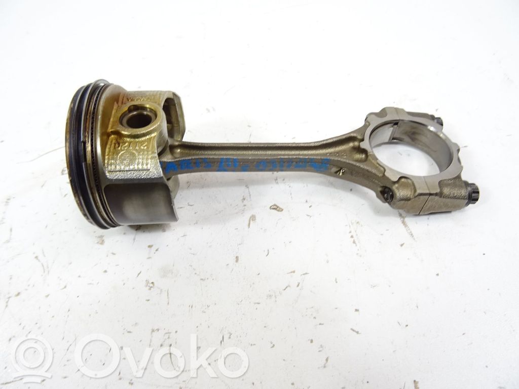 Toyota Yaris Piston with connecting rod 