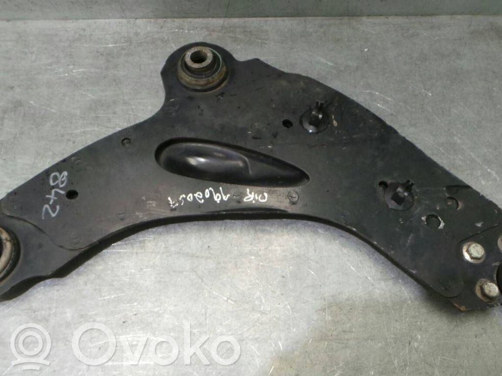 Opel Vivaro Рычаг 