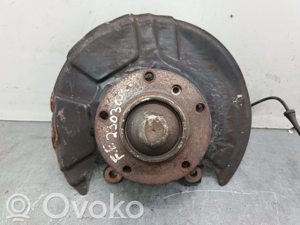 Front wheel hub spindle knuckle
