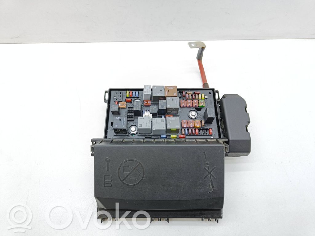 Opel Astra J Fuse module 
