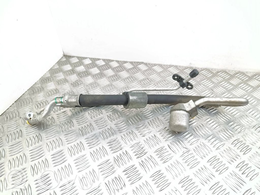 BMW 1 E81 E87 Ilmastointilaitteen putki (A/C) 