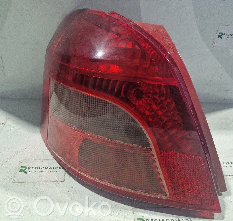 Toyota Yaris Lampy tylnej klapy bagażnika 