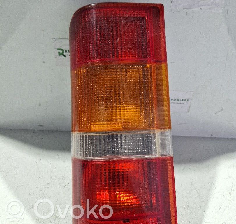 Aizmugurējais lukturis pārsegā   014311918LR