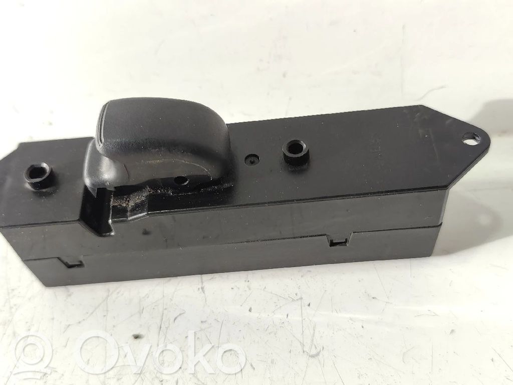 Electric window control switch   MR194819,C8DD161M