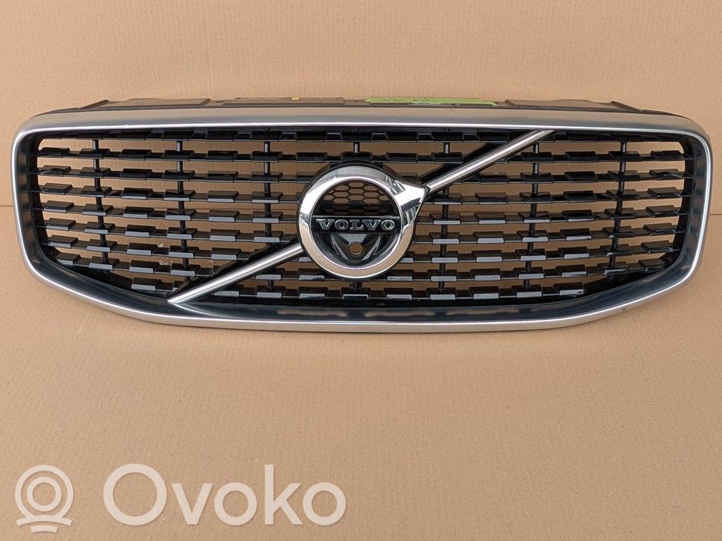 Volvo XC60 Etupuskurin ylempi jäähdytinsäleikkö 