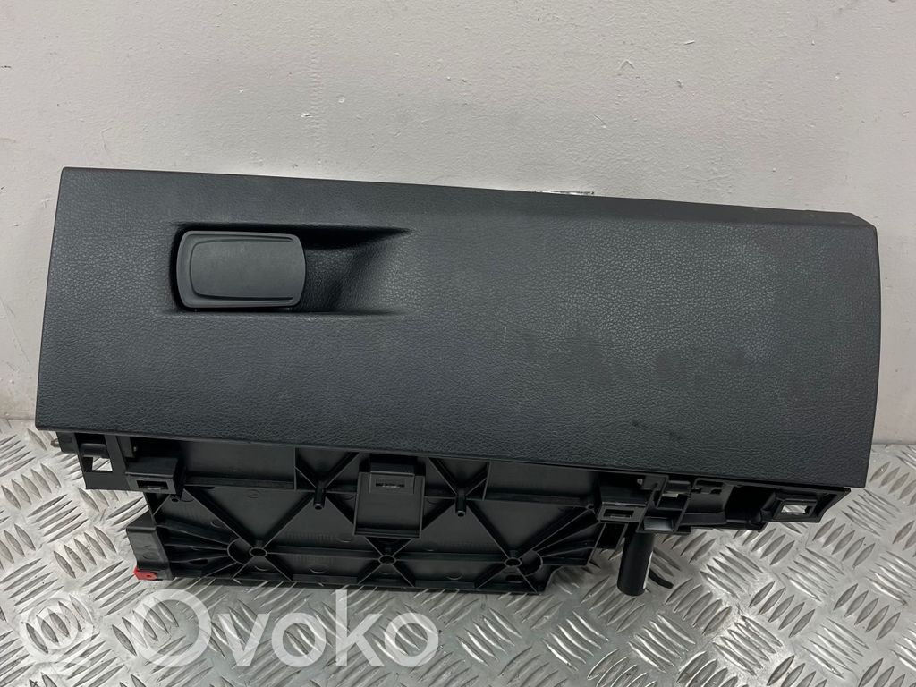 BMW 2 F46 Daiktadėžės (bordačioko) komplektas 