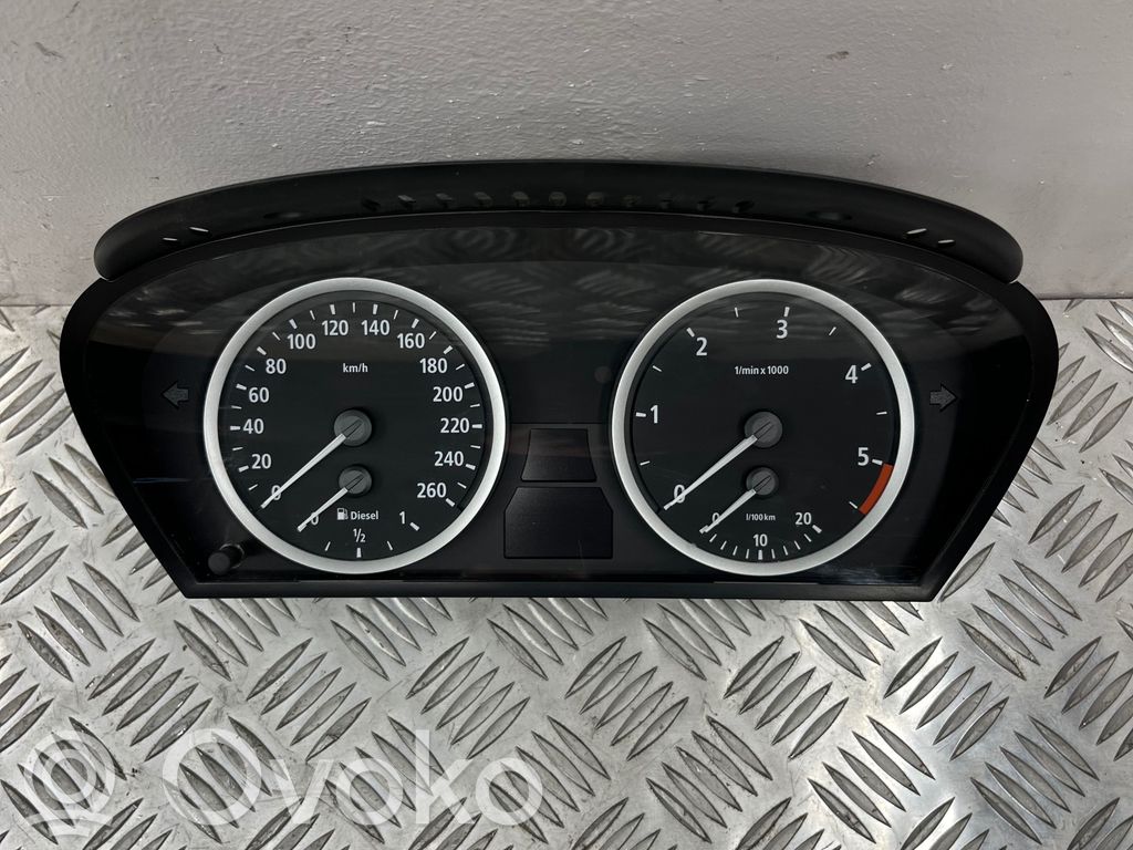Geschwindigkeitsmesser Cockpit   110080213,62116958600
