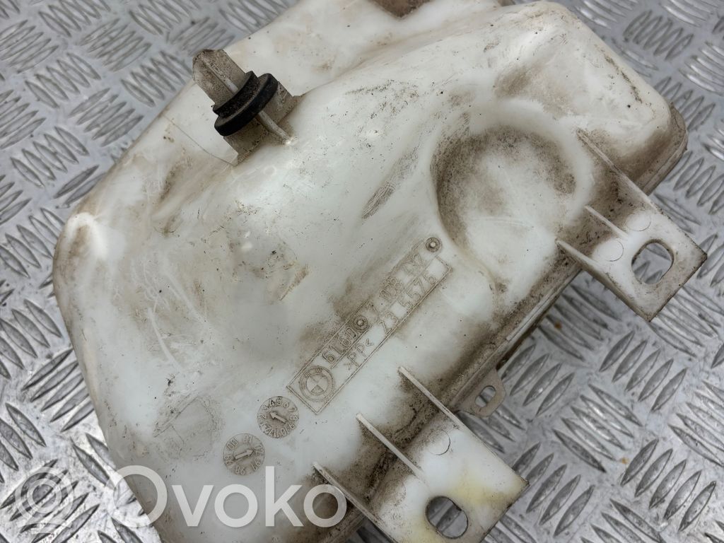 BMW 5 E39 Logu šķidruma tvertne 