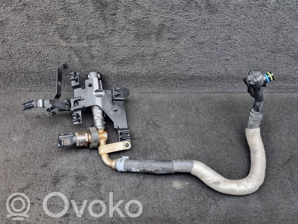 Audi Q7 4M Fuel line pipe 