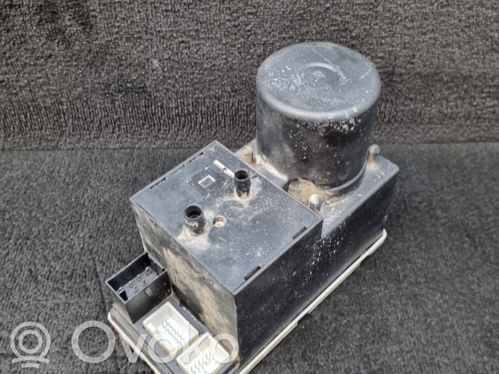 Audi A4 S4 B5 8D Central locking vacuum pump 