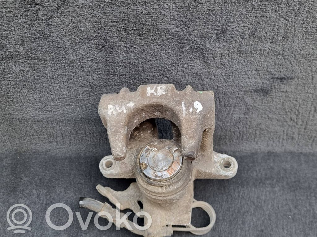 Audi A4 S4 B5 8D Tylny zacisk hamulcowy 