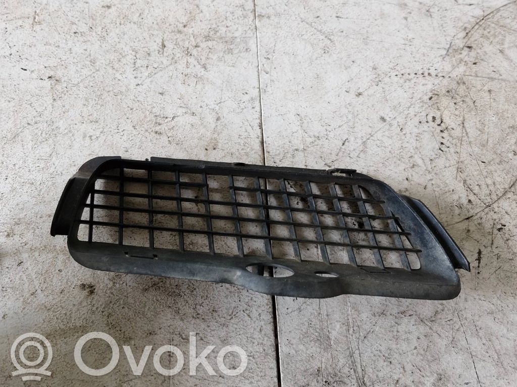 Volkswagen Golf III Etupuskurin alempi jäähdytinsäleikkö 