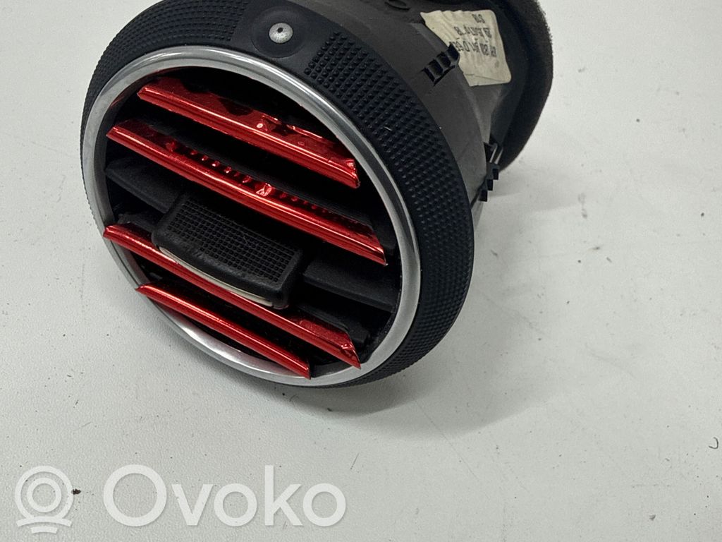 Dysze / Kratki środkowego nawiewu deski rozdzielczej   8P0820901D