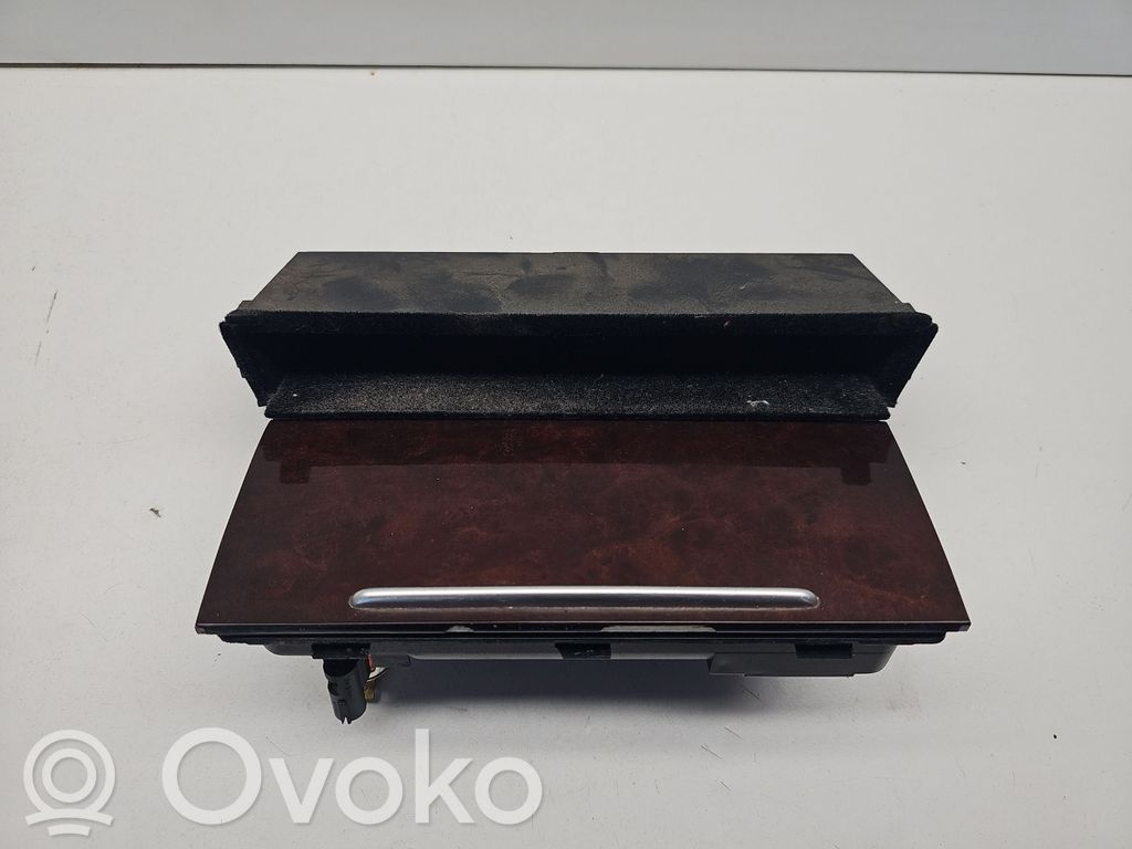 Audi A8 S8 D2 4D Peleninė panelėje 