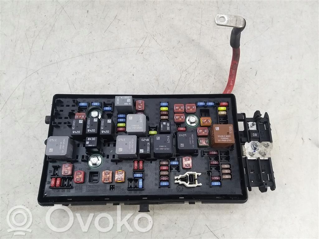 Opel Insignia A Juego de caja de fusibles 