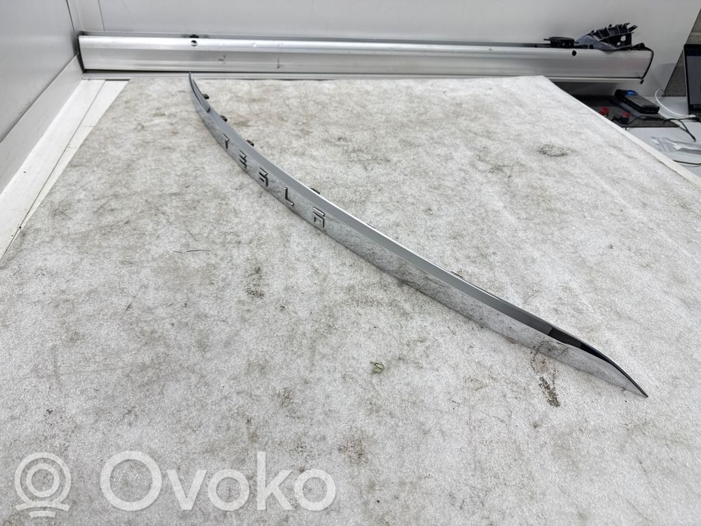 Tailgate trim   103536900D,104692000B