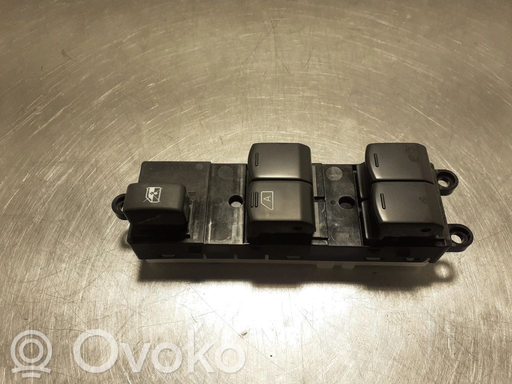 Nissan PickUp Electric window control switch 