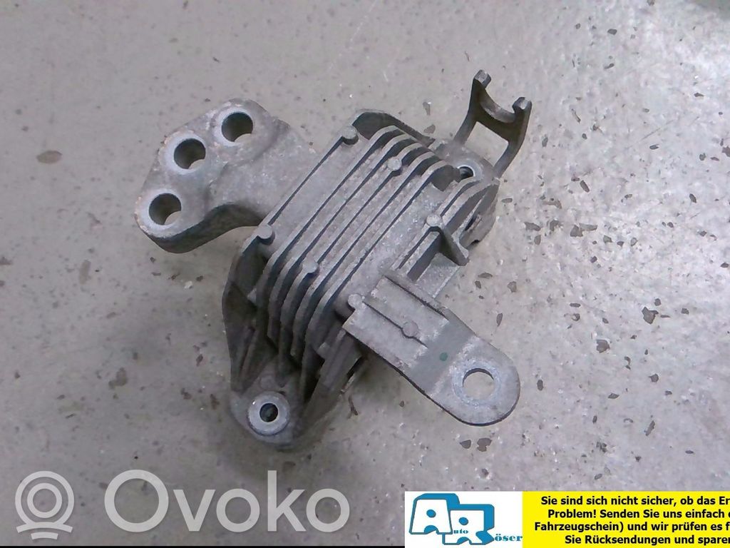 Opel Astra J Engine mounting bracket 