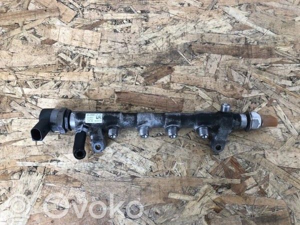 Volkswagen PASSAT B7 Listwa wtryskowa 