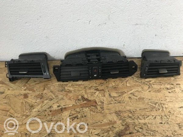 BMW 5 E60 E61 Centrinės oro grotelės 
