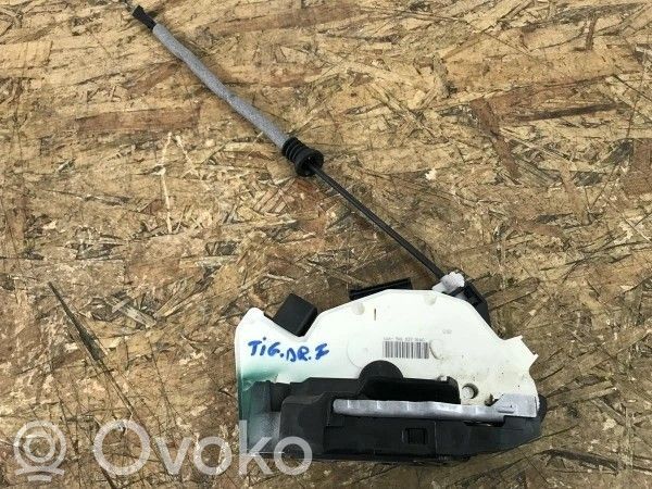 Volkswagen Tiguan Priekinio stiklo valytuvų kojelė 