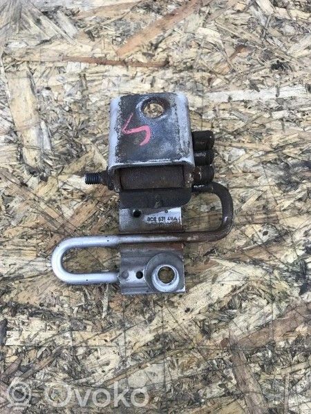 Volkswagen PASSAT B6 Front door upper hinge 