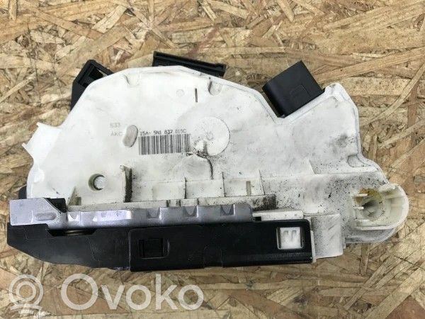Volkswagen PASSAT CC Zamek drzwi przednich 