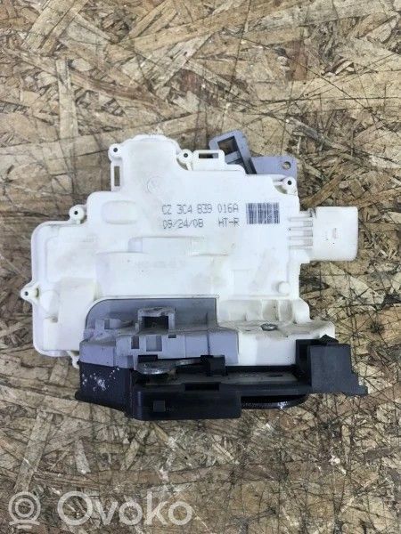 Volkswagen Tiguan Front door lock 