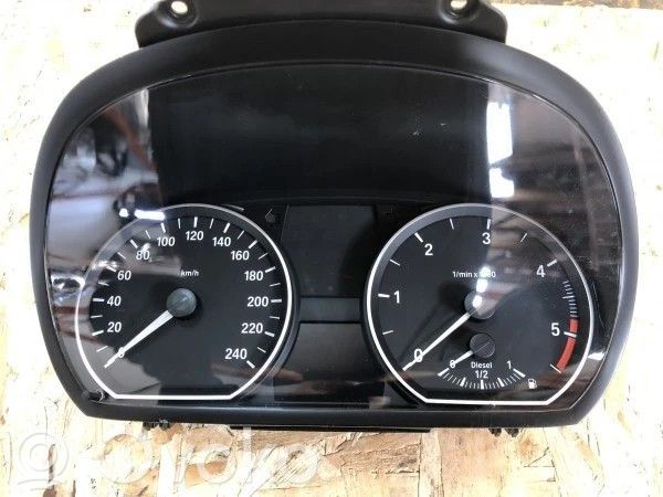 BMW 1 E82 E88 Spidometras (prietaisų skydelis) 