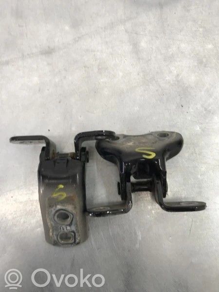 Front door upper hinge   6872012151,36800