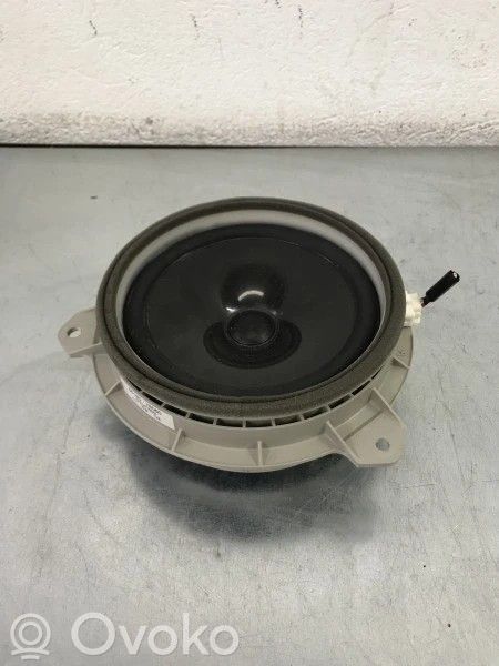 Lexus CT 200H Takaoven kaiutin 