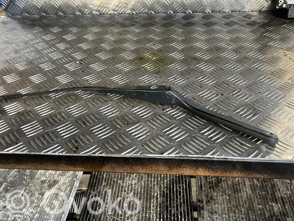 Front wiper blade arm