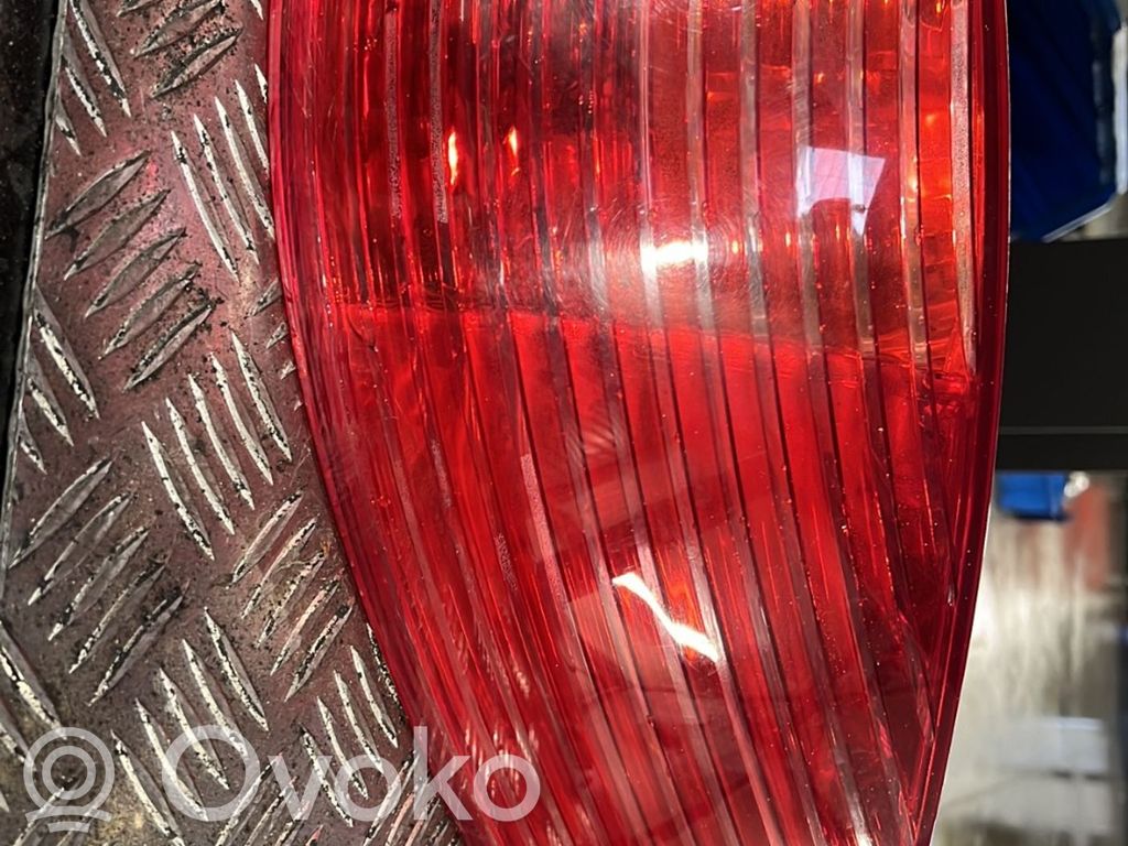 Peugeot 607 Aizmugurējais lukturis virsbūvē 