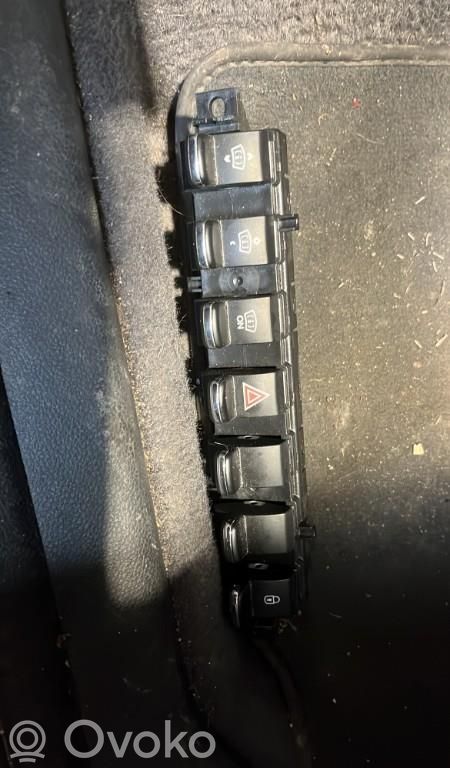 Peugeot 3008 I Botón interruptor de luz de peligro 