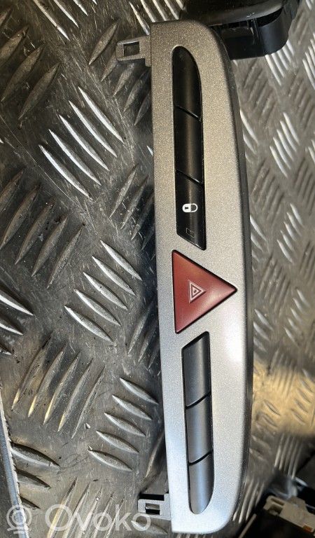 Peugeot 308 Hazard light switch 
