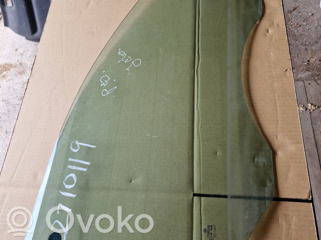 Volkswagen Jetta VI Front door window glass four-door 