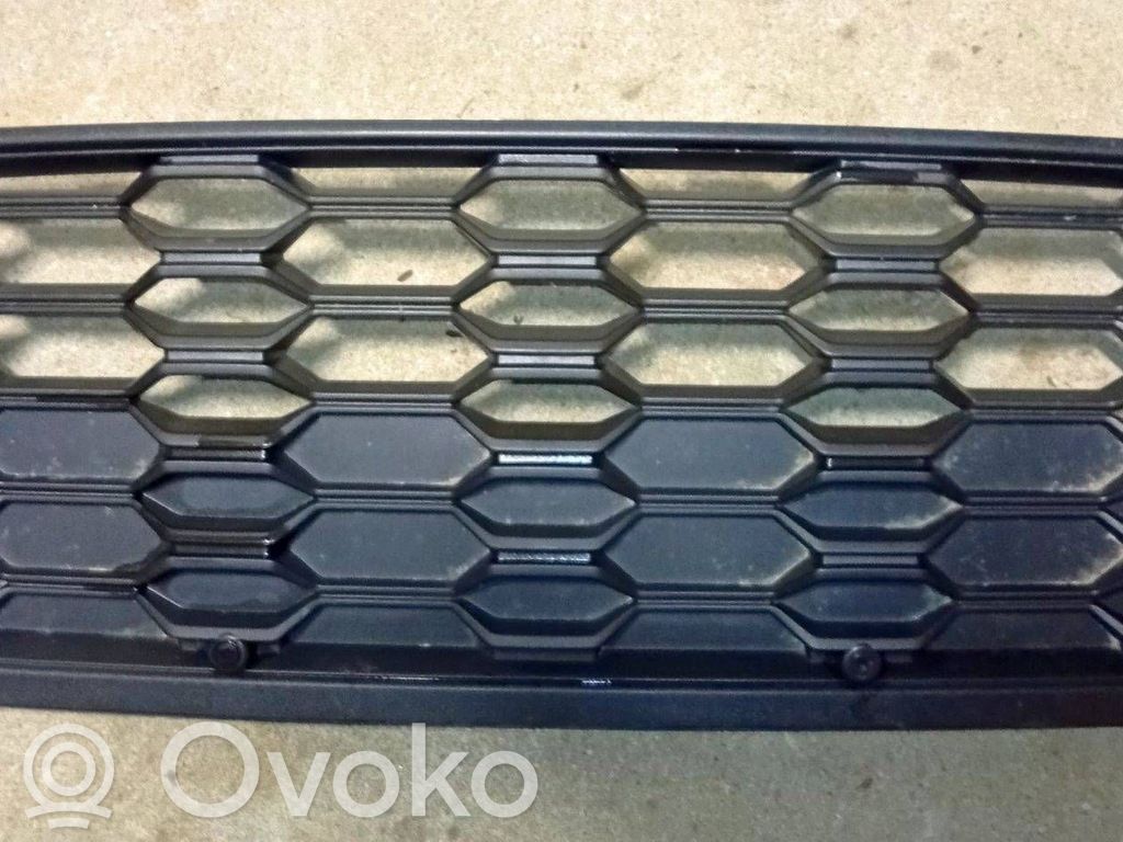 Ford Focus Etupuskurin ylempi jäähdytinsäleikkö 
