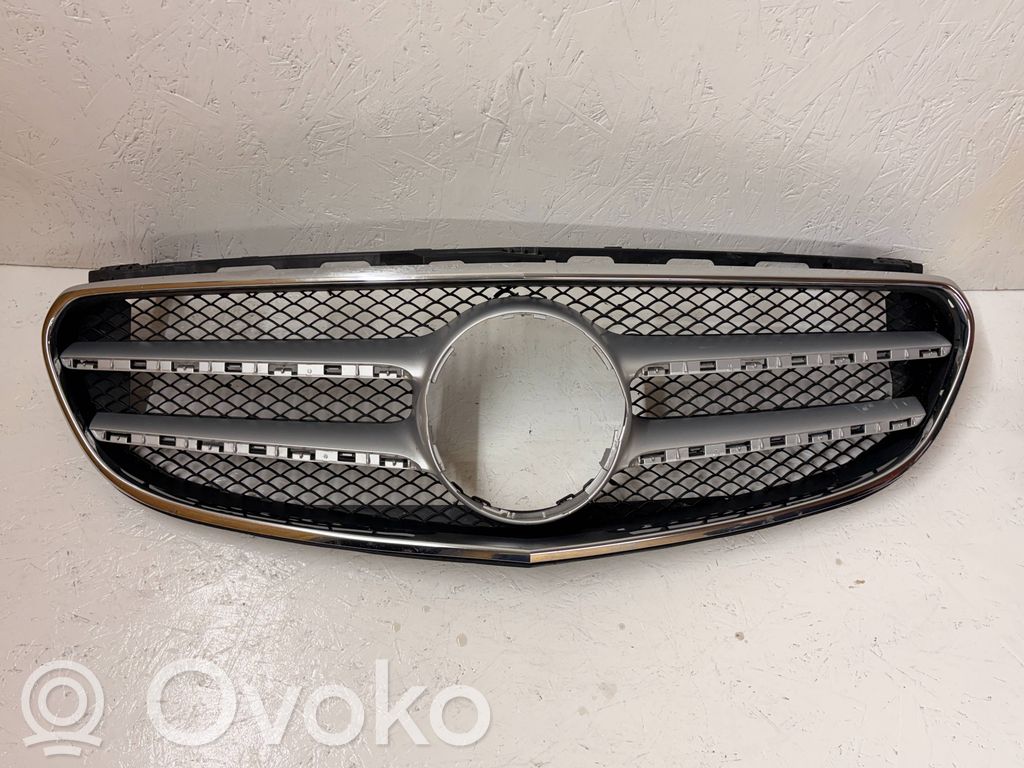 Mercedes-Benz E W212 Oberes Gitter vorne 