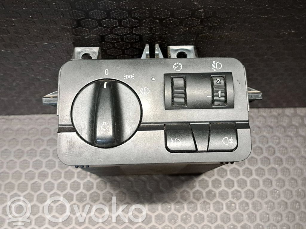 Light switch   6925075,532228811,0027100