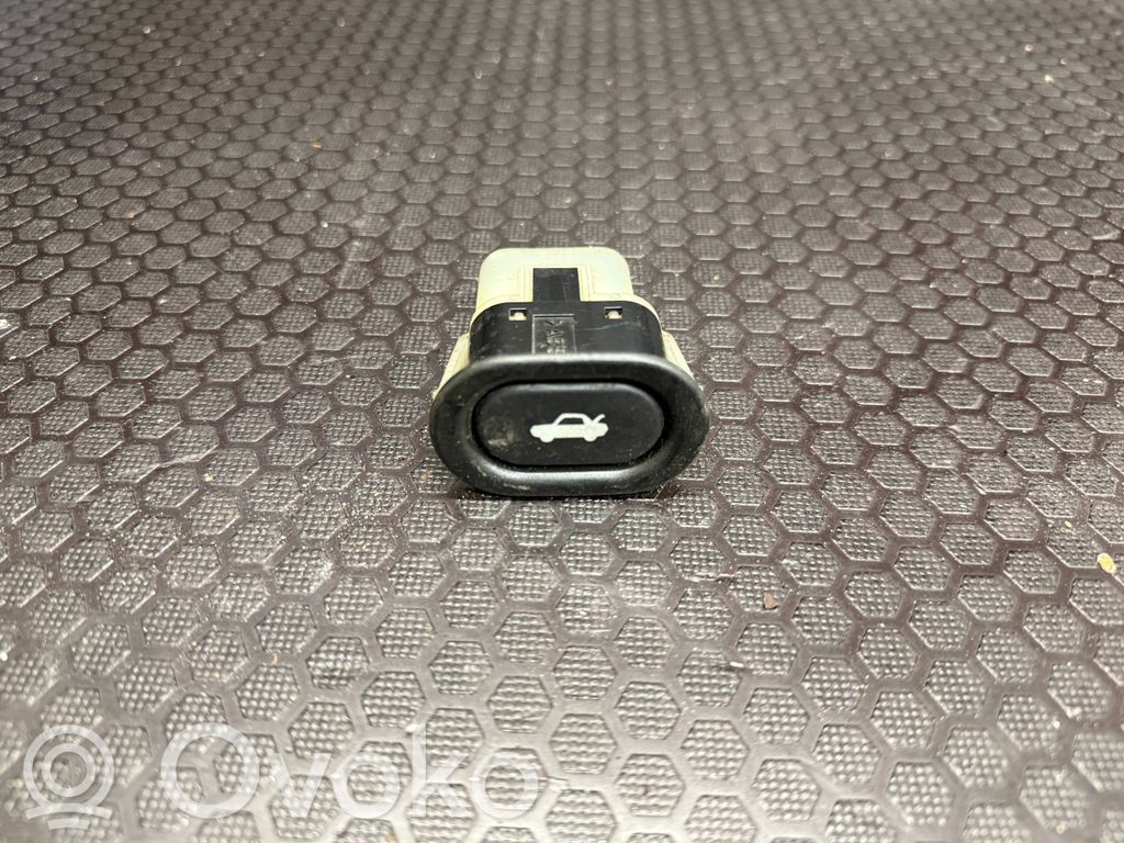 Interruptor para abrir la puerta trasera   4733457,156799